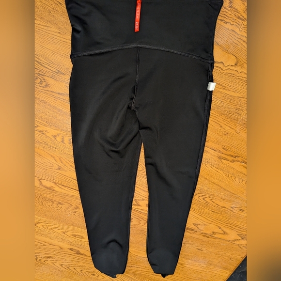 Spanx NWOT  faux ‘leather’  shiny stretch leggings, XL fit M/L - Picture 5 of 15